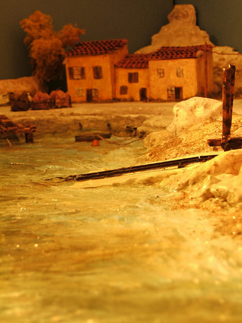 détail maquette décors thème de la mer, petit port pitoresque de nuit, simulation éclairage celluloïde