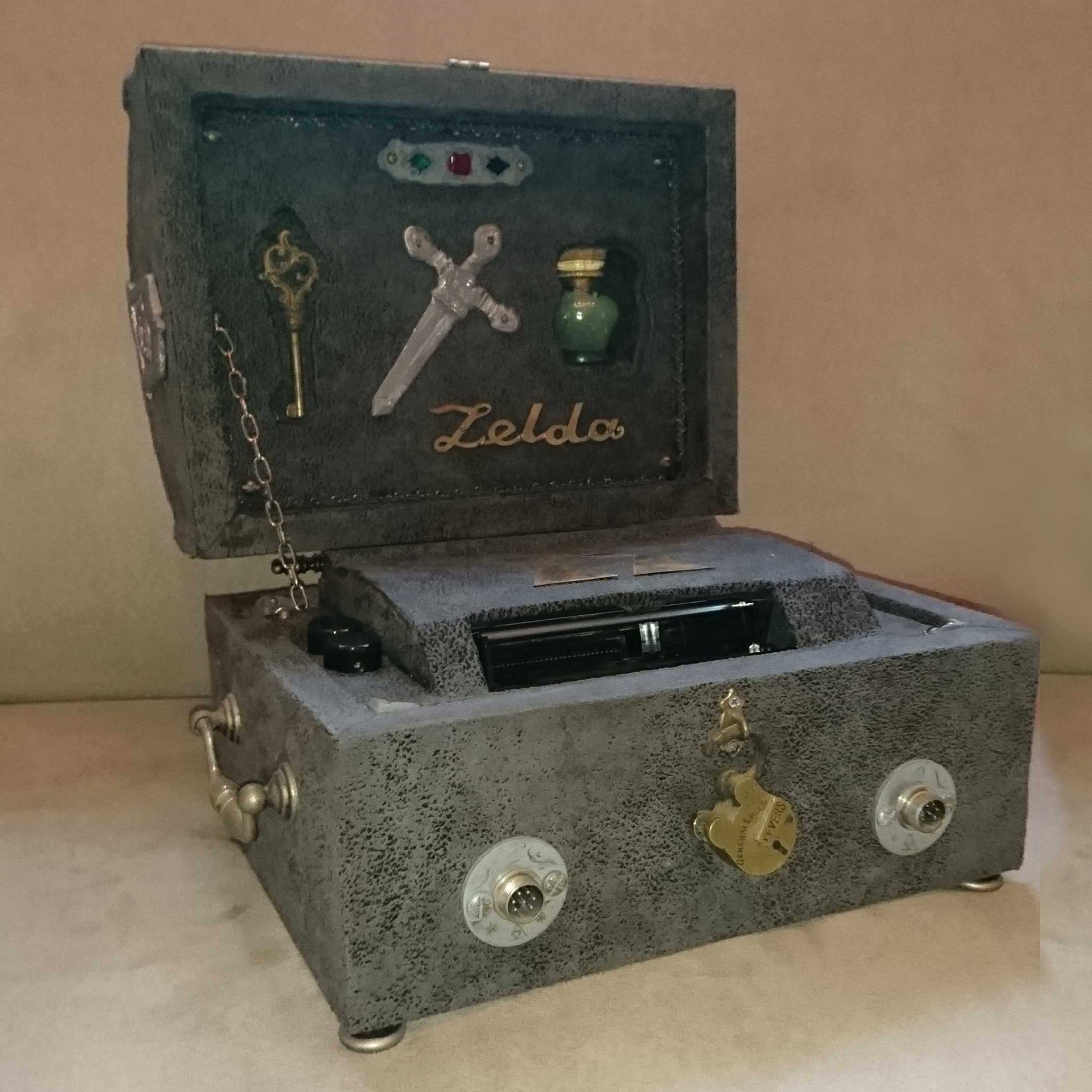 nintendo NES thème Zelda, modifiée en coffre bois (ouvert), avec assemblage d'objets et création d'éléments en métal